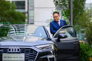 首档竖屏明星挑战式微综，罗振宇X奥迪开启刷书挑战做更强大的自己