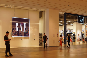员工休假、削减薪酬、临时关店，美国服装巨头Gap的窘境是疫情下的偶然吗？